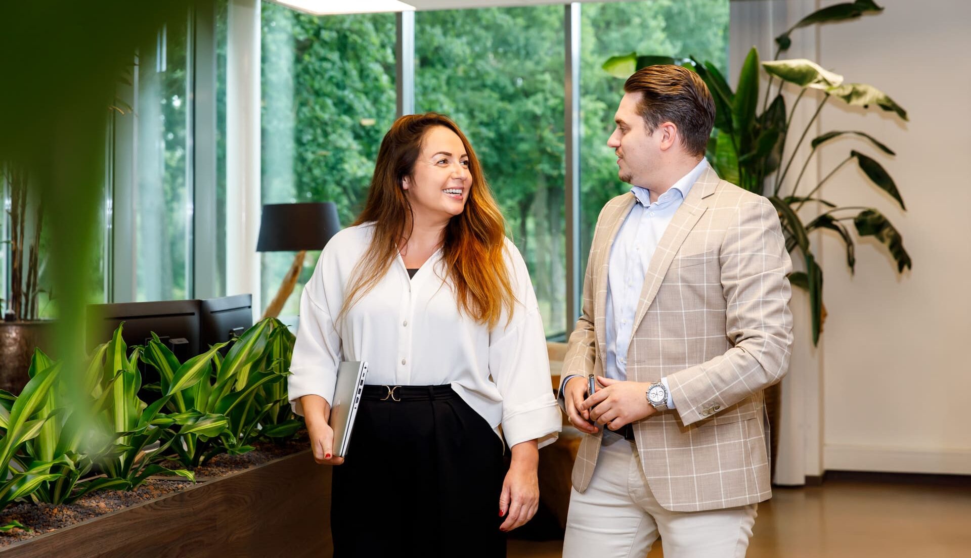 diensten van Meral Akar bij Coaching2do gesprek tussen collega's en wandelend door kantoor